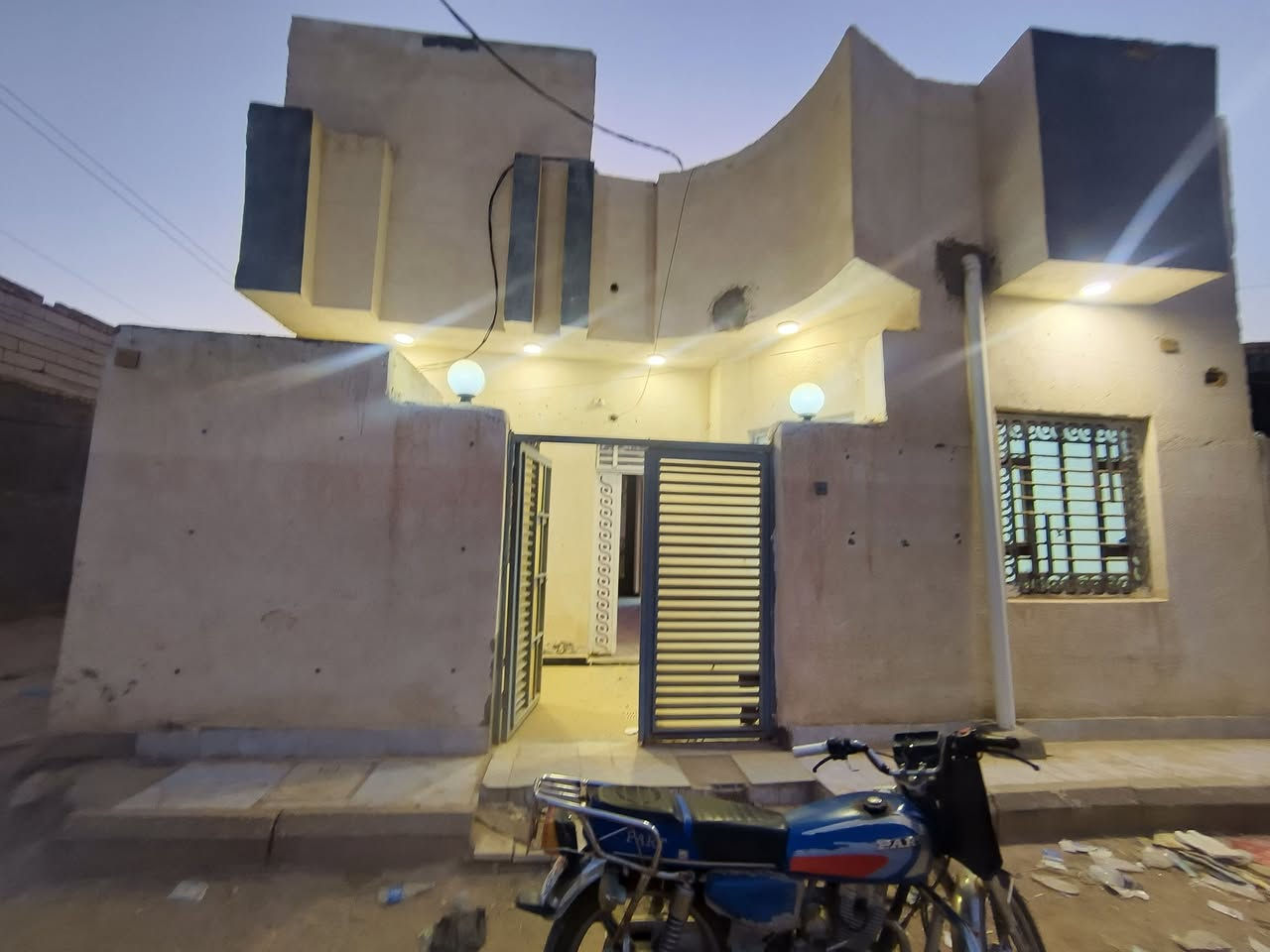 السلام عليكم بيت ايجار مساج 100 بي غرفه وصاله ومطبخ وديوانيه     وصحيات داخليه وخارجيه يجاره 250 
باقي التفاصيل
***********
