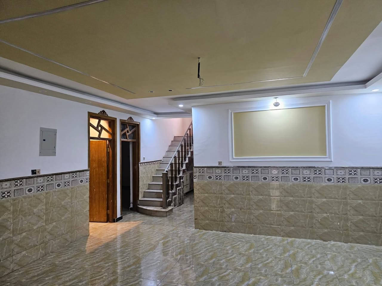 سلام عليكم عندي بيت البيع مساحت 250 متر عدد غرف نوم 3 صاله كبيره واستقبال محلات عدد 2 عنوان بغداد حي البتول قرب الملعب ولستفسار عل رقم *********** ////لبيت مصفر السعر 160
