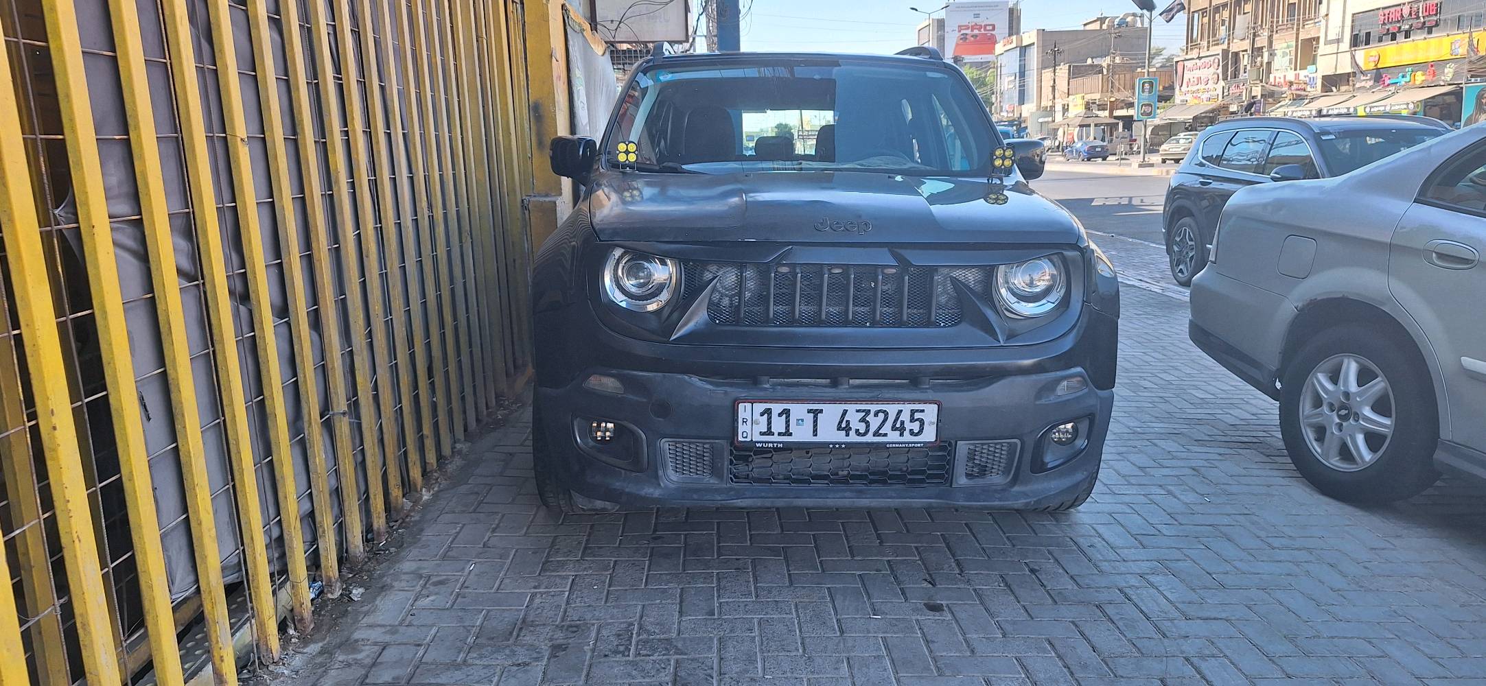 سيارتي جيب رينيگيد موديل رياضي، لون أسود، شكلها مرتب ومميزة، بيها جنط/لمسات تعديل خفيفة، والصالون نظيف. السيارة تبين مناسبة للي يدور على SUV عملية وشكلها شبابي. إذا تريد تفاصيل أكثر أو فحص، تواصل وياي.