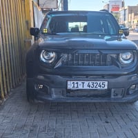 سيارتي جيب رينيگيد موديل رياضي، لون أسود، شكلها مرتب ومميزة، بيها جنط/...