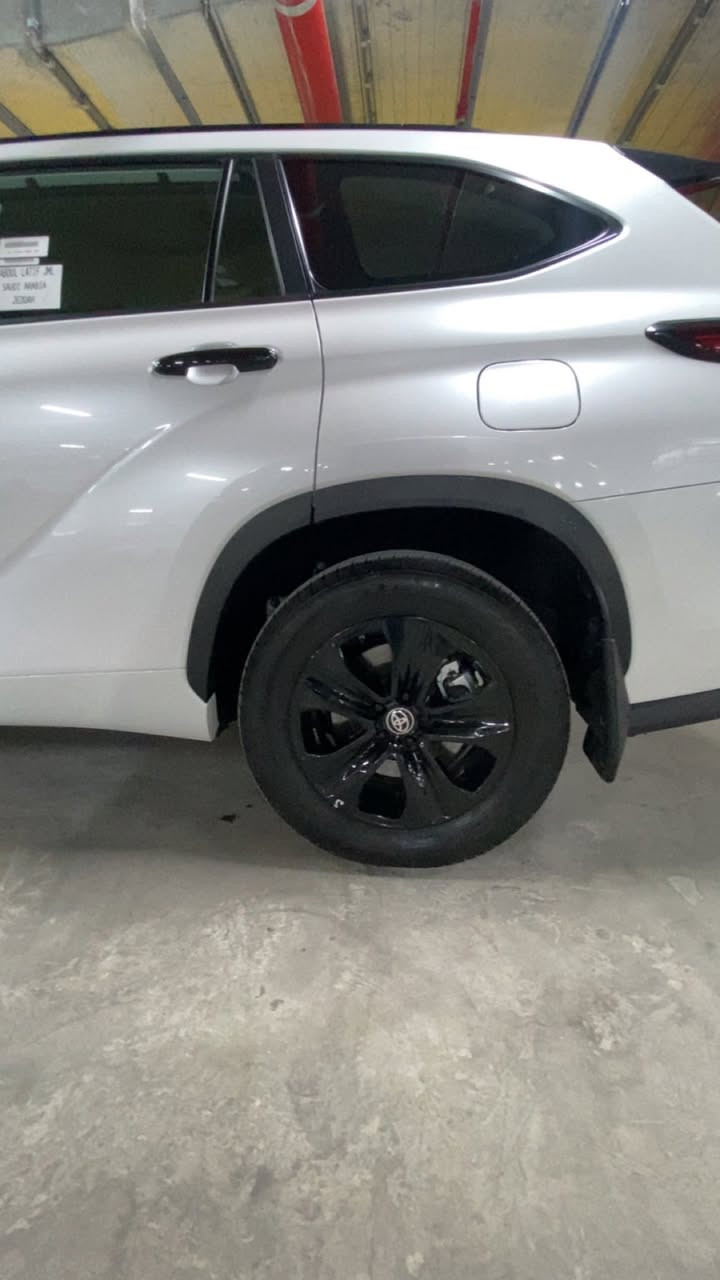 السلام عليكم للبيع فقط هاي لندر  عبد الطيف جميل  مودل ٢٠٢٤
كفالة عامة فول مواصفات بلاك أدشن تجي داخل جلد و مخمل اسود و يداد الأبواب وجناح خلفي لون اسود بلاد فتحت سقف محرك 2500هايبرد 7 راكب چنطة كهربائية 
العنوان بغداد الأعظمية 
رقمي ***********
السعر  ٣٢٥ قفل
