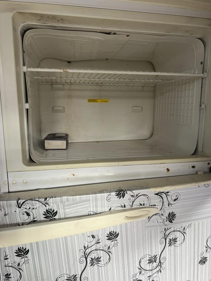 السلام عليكم ثلاجه حجم  كبير نضيفه شغاله وتجميدهه ممتاز سعره 100 وبيهه مجال مكاني حي العامل رقمي ***********
