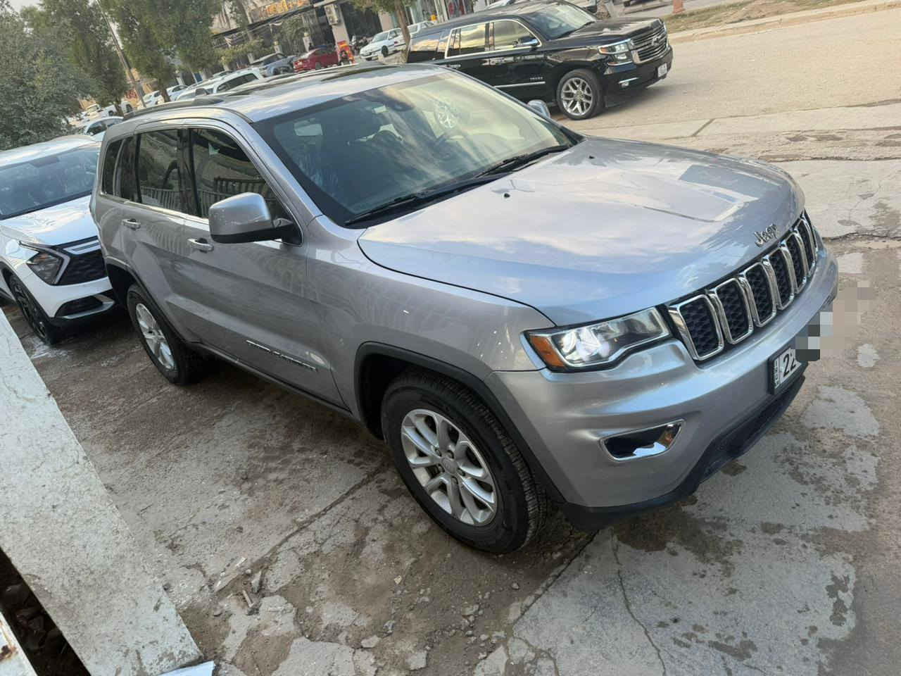 جيب شيروكي لاريدو 2021 وارد امريكي حادثها بسيط فقط تبديل جاملغ امامي والباقي كفاله من الصبغ والتبديل والبارد شواصي لغود كفاله 
فول مواصفات محرك 6
رقم شمالي تحويل وكاله حاضر 
سياره جديده او جاهزه من كلشي 
السعر 210$ ***********
