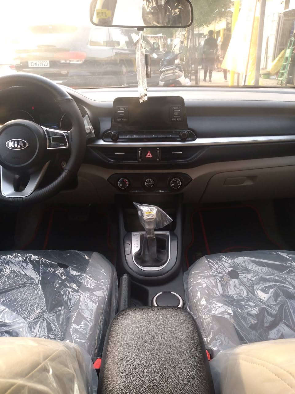 السلام عليكم..
للبيع كيا سيراتو  2021 رقم بغداد الجديد تحويل مباشر هزه جديد السياره مكفوله كفاله عامه عدا شخط بالباب العكس السايق وبارد مقدار شبر بالباب الخلفي ماشيه  66 الف حقيقي استخدام شخصي 
السياره داخل لونيين تبريد أمامي خلفي حساس خلفي خمسه ويل كب تخم تاير جديد باتري جديد السبير جديد 

السعر    /  160$ وبيهه مجال بسيط 
العنوان  /  بغداد  الصليخ الجديد 
للاتصال  / ***********
