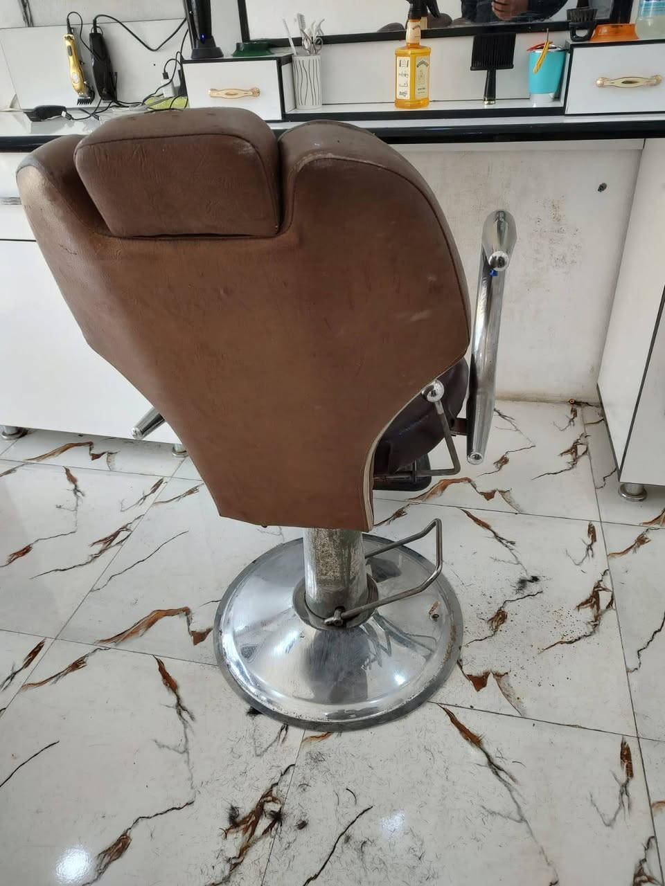 كرسي حلاقه لبيع 
جكاته كلها شغاله سعر 90 
***********
واسط /الحي
