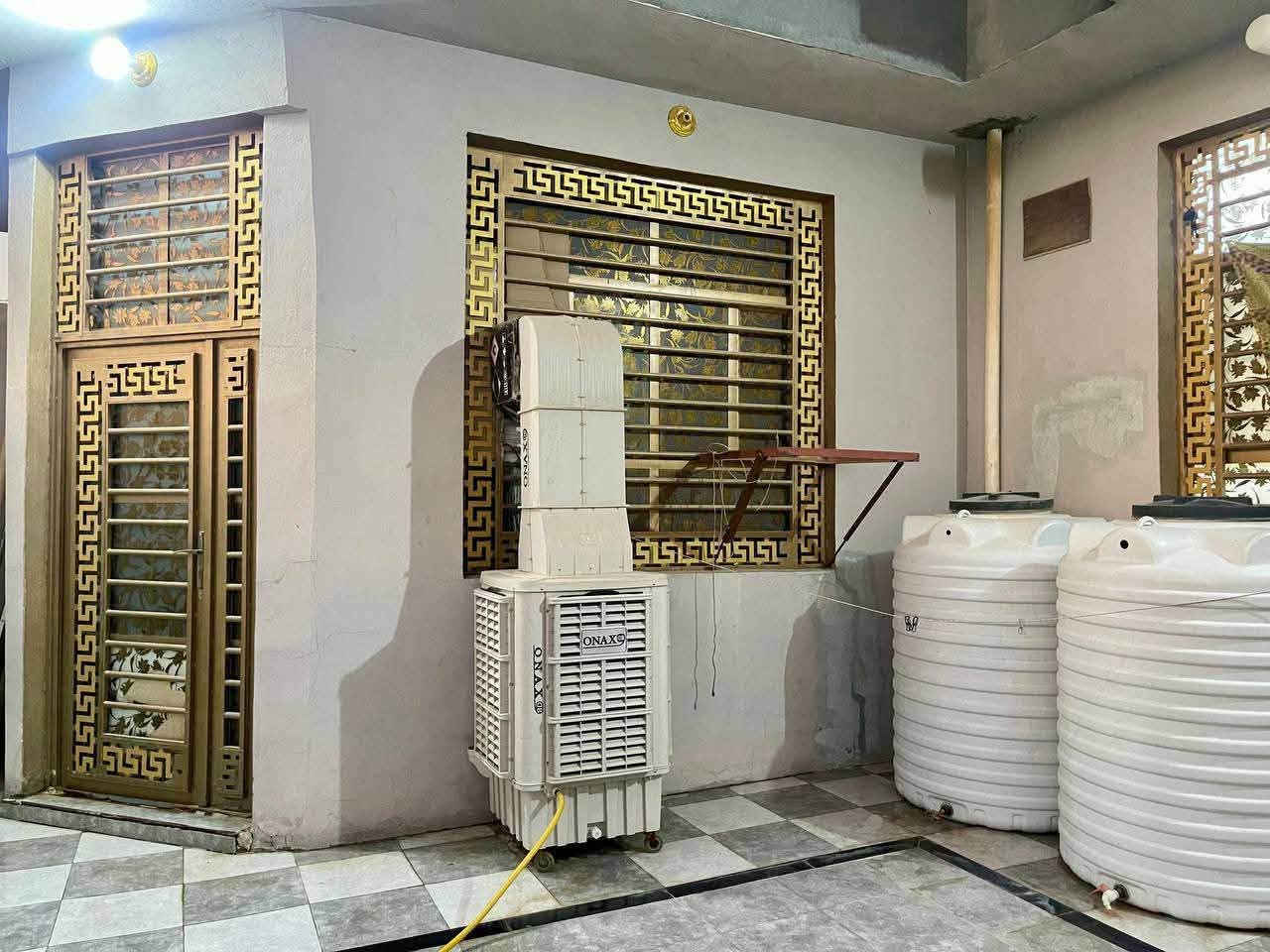 السلام عليكم 

يوجد دار في مجمع بيتي 2 

المساحة 200م 
2غرفه نوم 
صاله معيشه 
صاله ضيوف 
مطبخ 
بالاضافه الى مجاميع صحيه 

البناء /ممتاز

الملك / طابو صرف

للبيع او مراوس ب دار 100 متر في النداء او في نفس مجمع بيتي 

للاستفسار والطلب ***********
