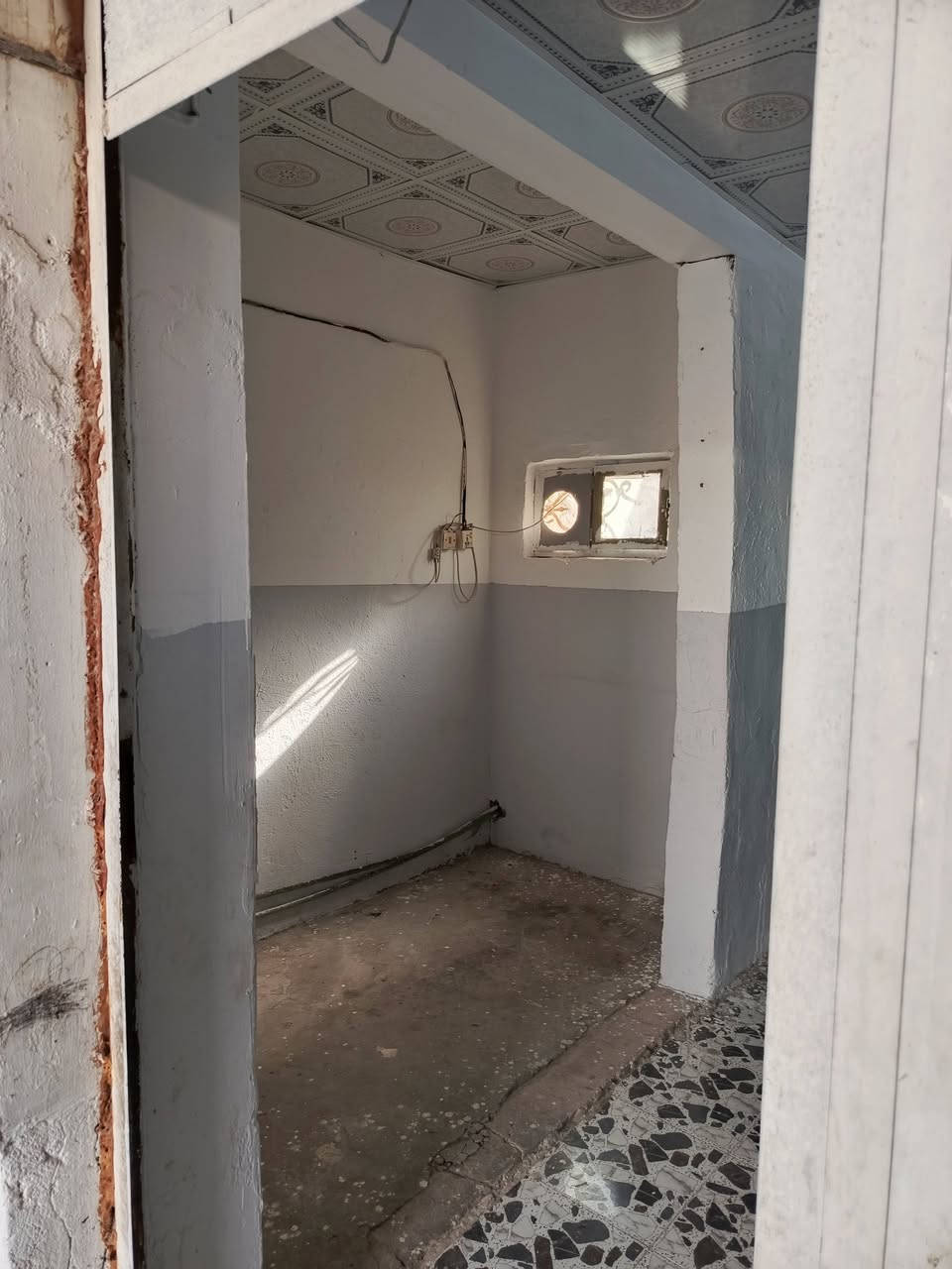 السلام عليكم بيت للايجار شارع المطار الجديد قرب اسواق فدك بي بغرفه وصاله مطبخ ومكشوفه. ***********
