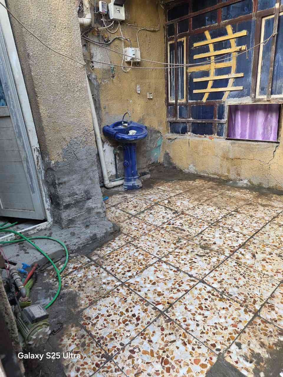 السلام عليكم ورحمه الله وبركاته 
نصف قطعة للايجار طابقين  تحتوي ع ثلاث غرف واستقبال ومطبخ وحمام ... للاستفسار خاص ***********
