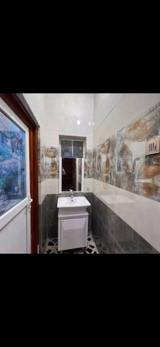 بيت طابو صرف المساحه 475 متر موقع ممتاز المكان طوريج حي المثنى البيت جديد درجه اولى طابقين يتكون الطابق الأول غرفتين وصاله هول استقبال مجمع صحيات مطبخ حار بارد حديقه كبيره كراج الطابق الثاني غرفتين وصاله مجمع صحيات باقي التفاصيل اتصال ع الرقم *********** او مراجعه مكتب عقارات ابو كرار عنوان المكتب الجمعيه شارع الوسط
