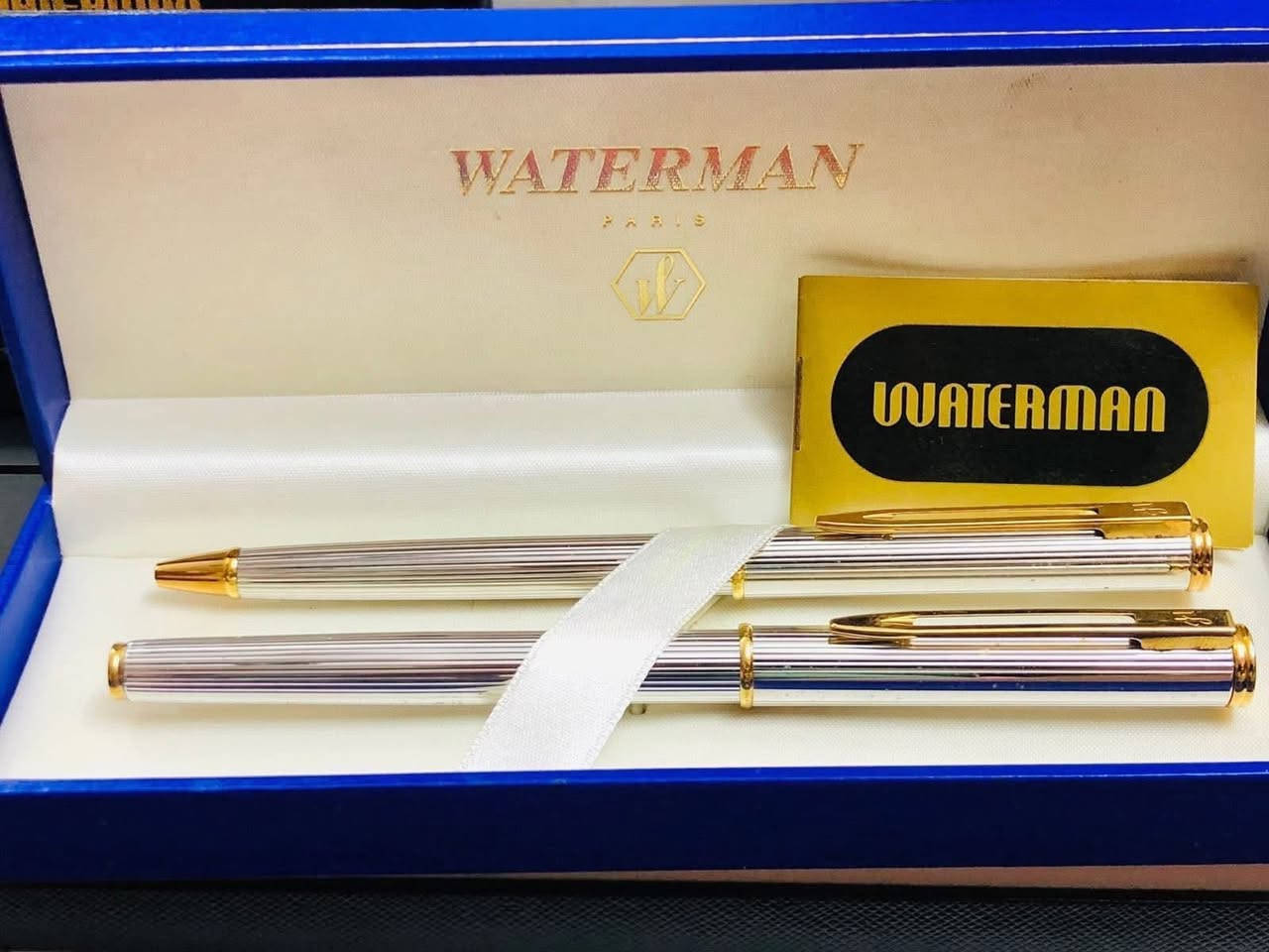 سيت اقلام وترمان ( Waterman) فضه 
فرنسي اصلي انتاج الثمانينات 
ريشه ذهب خالص عيار ١٨ - 750
فضه  مميز وطلاء  ذهب   
لوك غير مستعمل ( حبر  - جاف ) 
مع العلبه الأصلية والكتلوك 
للاتصال ***********
