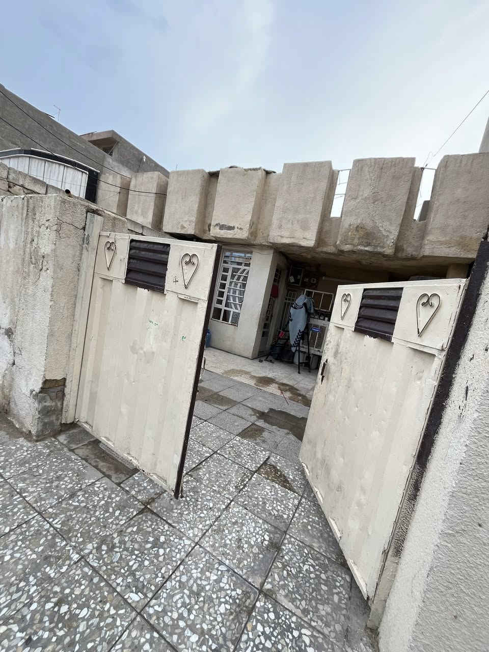 بيت بسعر كاع   

المساحة134متر 

الواجهه 6.60

النزال20م

عرض الشارع12م شارع نضيف

السعر 140 مليون 

حي الجهاد  الالفين  

***********
