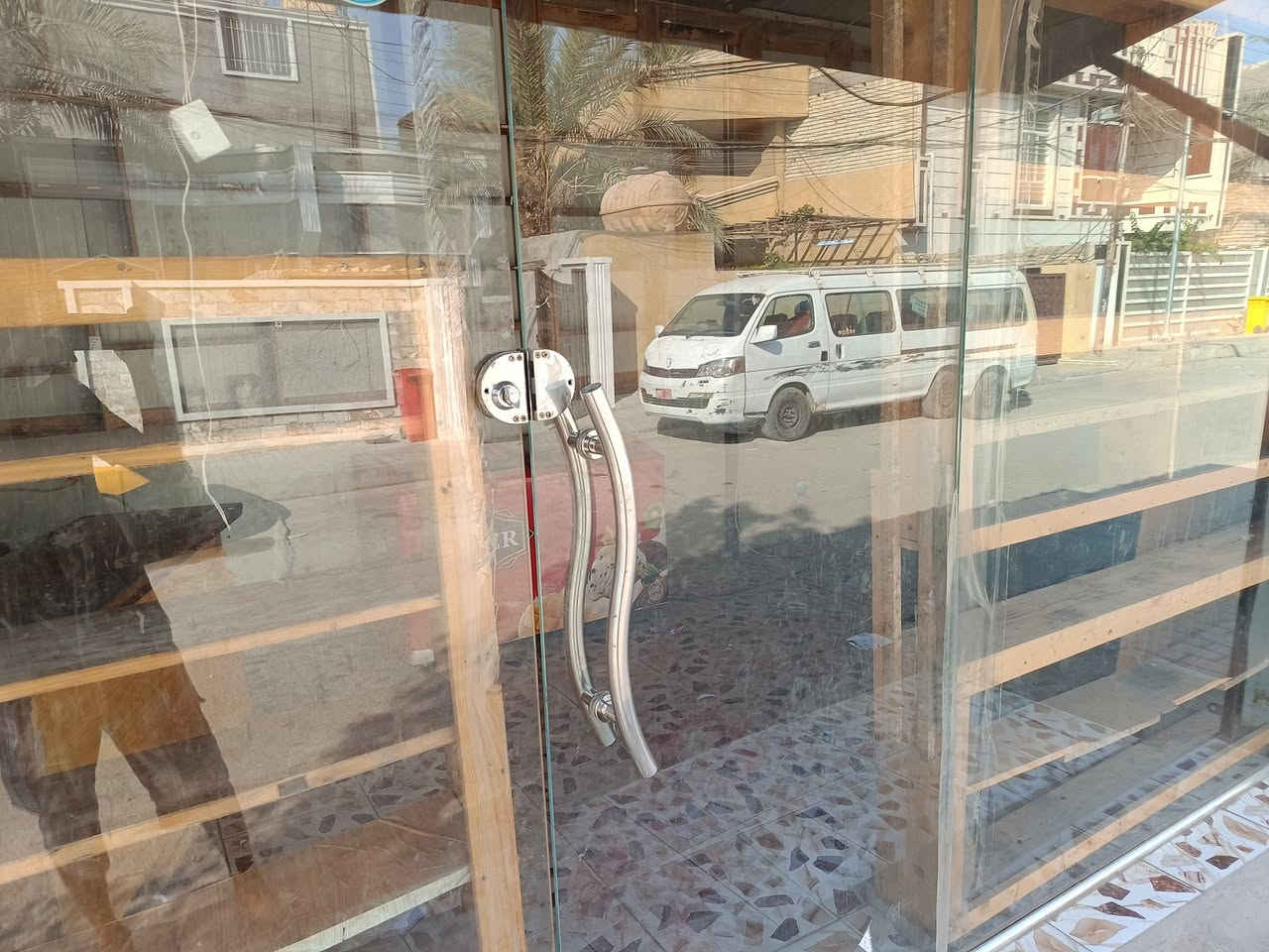 السلام عليكم من رخصت مدير الكروب عندي رفوف مال محل للبيع وجام خانة وكبنك وساندويج نظيف بعدة مامفصخ تجي وتشوف بعينك للتواصل على الرقم ***********
