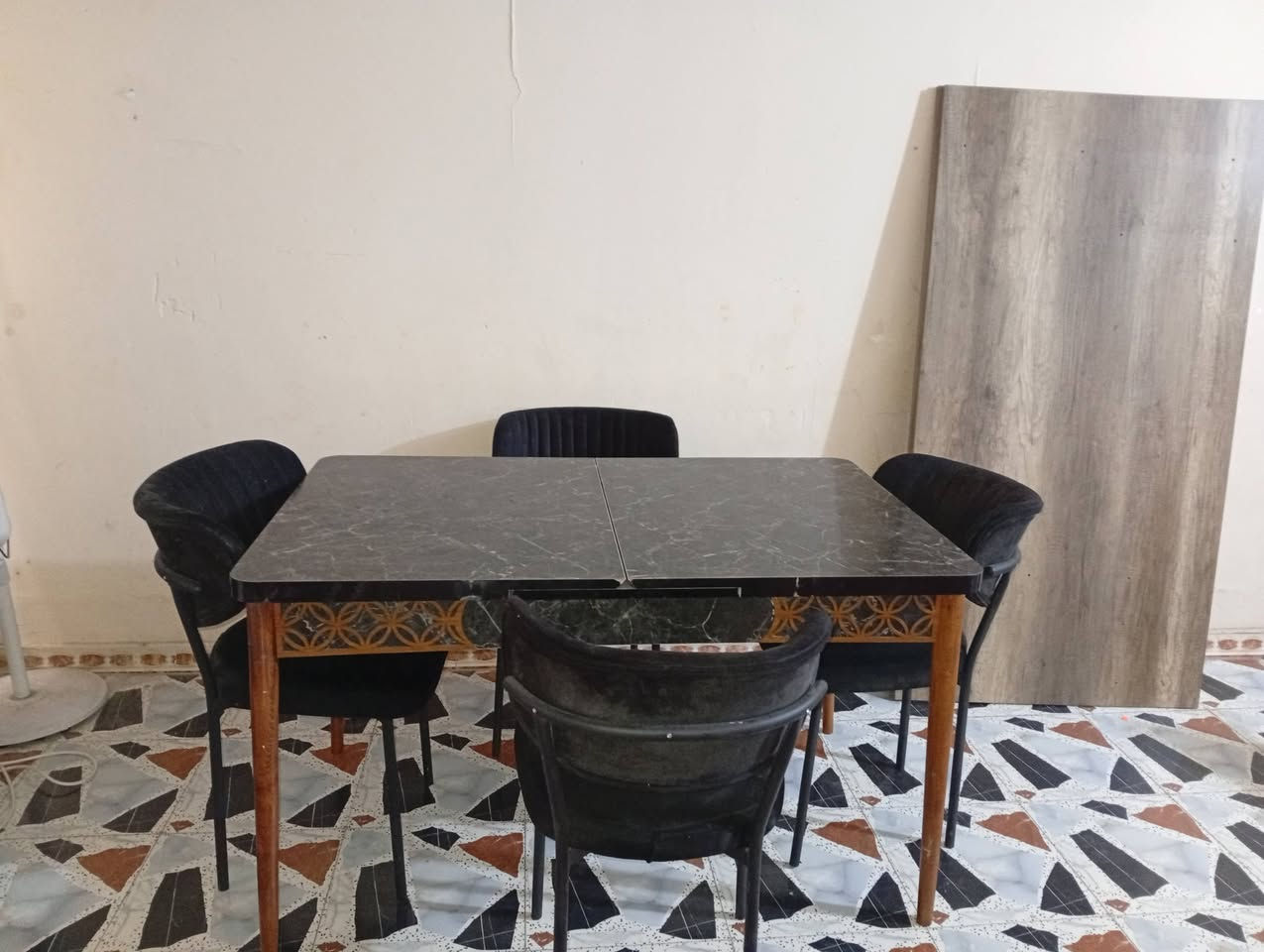 السلام عليكم ميز طعام مستعمل قليل نضيف للبيع مثل مشوفون بصوره الكراسي 4ميز ينفتح وينسد
مستعجل ع بيع السعر325وبي مجال مكاني حي الامام 
***********الشراي تواصل ع رقم
