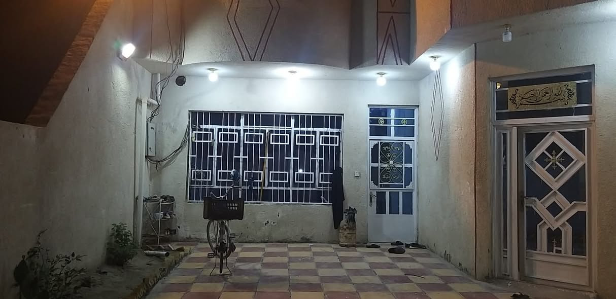 العنوان: منزل للبيع - بناء طابوق حديث بمساحة واسعة (280م) 🏠
📍 الموقع: بغداد - جسر ديالى الجديد - الكرغولية (السايد الواحد) - مقابل البانزين خانة يبعد عن شارع 50متر.
📋 تفاصيل العقار:
✅ المساحة: 280 متر مربع.
✅ نوع السند: زراعي (حق تصرف) - سند 25 رسمي ومضمون.
✅ نوع البناء: بناء حديث (درجة أولى) طابوق كامل من كل النواحي.
✅ الخدمات: كاملة (كهرباء خطين + إسالة مي مستمرة).
📐 خريطة وتقسيم البيت (مساحات واسعة):
🔹 غرف نوم عدد (2): قياس (5×4) لكل غرفة.
🔹 صالة داخلية: قياس ملكي (10×4) متر.
🔹 استقبال: واسعة جداً قياس (8×5) متر.
🔹 مطبخ بارد: قياس (5×5) متر.
🔹 مطبخ حار: (ملحق إضافي).
🔹 كراج: يتسع لسيارتين براحة تامة.
🔹 إضافات: منور لتهوية ممتازة + ترك خلفي مساحة مترتين.
🌟 مميزات إضافية:
البيت تصميمه حديث وجاهز للسكن فوراً (ما يحتاج درهم مصروف). المنطقة سكنية هادئة، كاملة الخدمات وقريبة جداً من المدارس والأسواق.
💰 السعر: 135 مليون دينار عراقي (قابل للتفاوض البسيط للجادين).
📍 للمعاينة والاستفسار:
📞 الاتصال على الرقم: ***********
💬 أو المراسلة عبر الواتساب مباشرة
