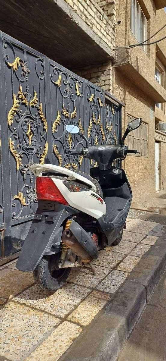 السلام عليكم
دراجة ثعلب  للبيع 
الدراجة نوزل موديل 2007
صار شهرين نازلة من الرمبة 
مكفولة كفالة عامة
 كڤرات + سوادات ختم واحد 
كلجات وصالنصة رياضي مال رمبة
مكفولة من التاير للتاير
دراجة شلعة و معدل خير من الله
ترايك وين ميعجبك 
اوراقها كاملة و اصولية 
شرط اتكاتبلك عليها
للتواصل *********** .  *********** 
 سعره 900 الف و بيها مجال 
مكاني بغداد. بغداد الجديدة
