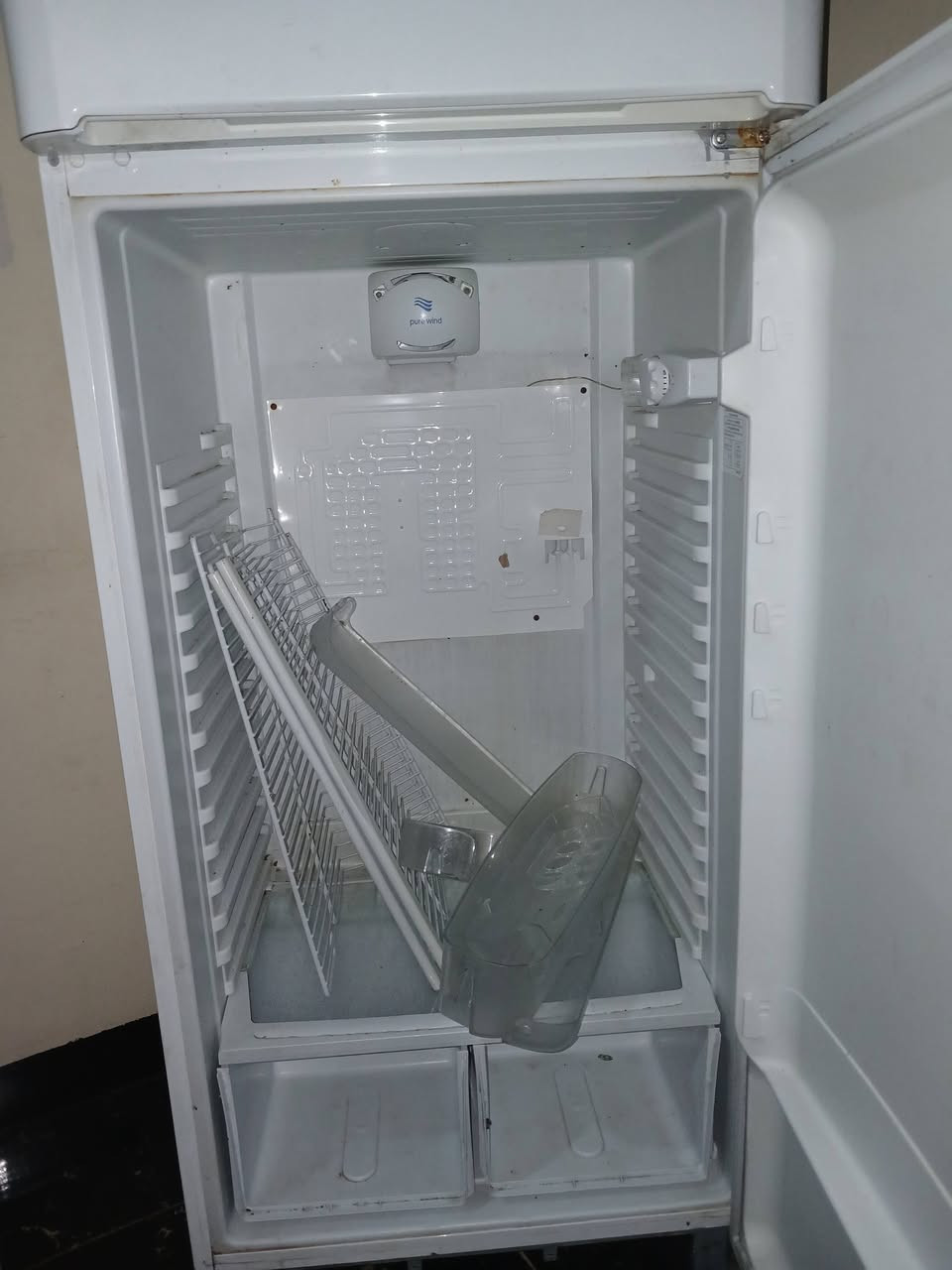 ثلاجة نوعية راقيه اكبر حجم
نظيفة وشرط التجميد بس قبل كم يوم صارت ليك 
ماضل بيهة غاز شغالة شرط 
بيش تفيدك علق او تواصل معي واتساب 
***********
