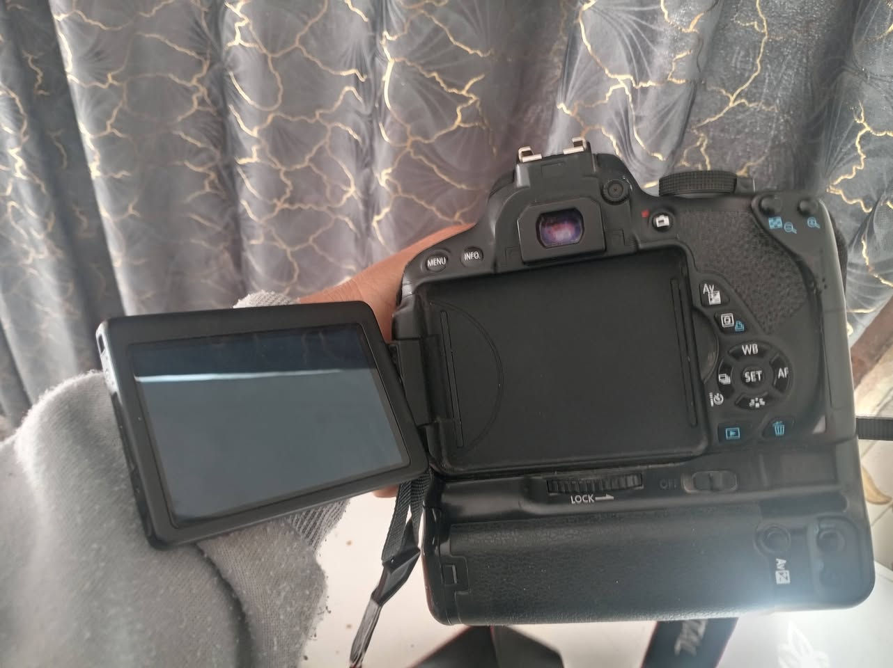 كامره كانون البيع مع عدسة رياضيه وعدسه ثانيه سعر 300بيه مجل ***********
