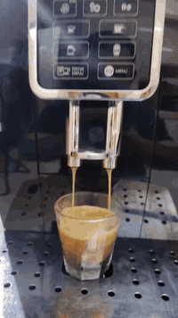 مكينة قهوة اوتوماتيك دولنجي دنياميكا المنشأ ( إيطالي) نقص خزان حليب فقط السعر 350 الف ***********
