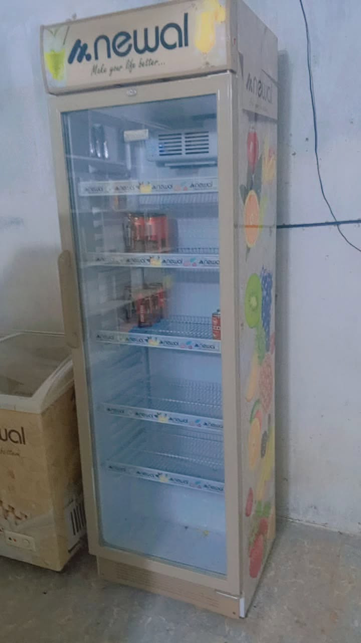 السلام عليكم غراض للبيع نضيفات كلش + رفوف خشب مصبوغات الباب جام عرضه 2500ارتفاع3 للاستفسار اتصال ***********
