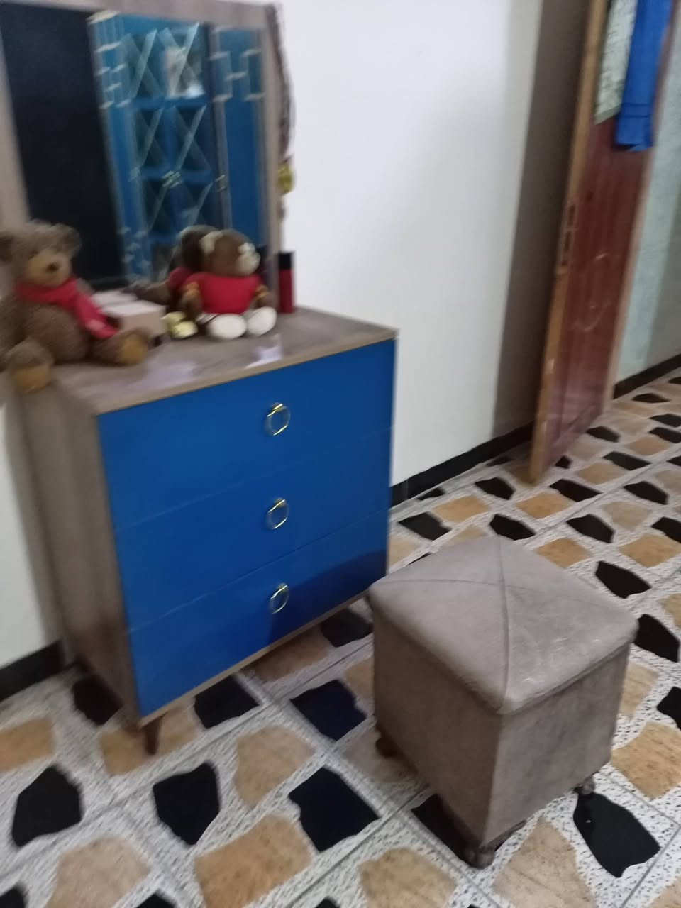 غرفة شبابية نظيفة جدا استعمال قليل اربع قطع ماخذهة ب٨٥٠ اريدهة ب ٤٥٠ وبيهة مجال للشراي ان شاء الله


**إذا كنت صاحب هذا الإعلان وتريد حذفه لأي سبب، رجاءا أرسل رسالة إلى الدعم الفني**