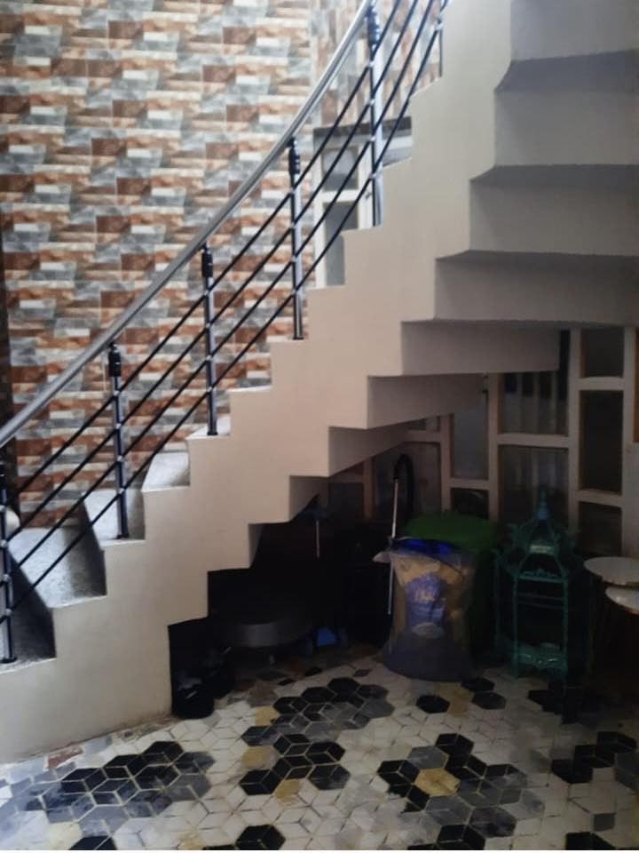 🏠 دار سكنية مميزة للبيع - منطقة الخاجية 🏠
فرصة ممتازة لامتلاك منزل واسع وحديث في موقع استراتيجي وهادئ (منطقة الحقوقيين).
📍 الموقع الجغرافي
• المنطقة: الخاجية - منطقة الحقوقيين.
• العلامة الدالة: مقابل القسم البلدي مباشرة.
🏗️ تفاصيل العقار
• المساحة الإجمالية: 200 متر مربع.
• سنة التشييد: 2019 (بناء حديث ونظيف).
• عدد الطوابق: طابقين بتصميم متكامل.
🧱 التصميم الداخلي
✅ الطابق الأول:
• استقبال واسعة للضيوف 🛋️.
• هول (صالة داخلية) 📺.
• مطبخ عصري 🍳.
• غرفتين نوم مريحة 🛏️.
• مجموعة صحيات متكاملة 🚿.
✅ الطابق الثاني:
• مصمم بنفس نظام الطابق الأرضي تماماً، مما يوفر استقلالية تامة أو مساحة إضافية للعوائل الكبيرة ✨.
📞 للاستفسار والتواصل
للمزيد من المعلومات أو لتحديد موعد للمعاينة، يرجى الاتصال بنا على الرقم التالي:
📱 ***********
