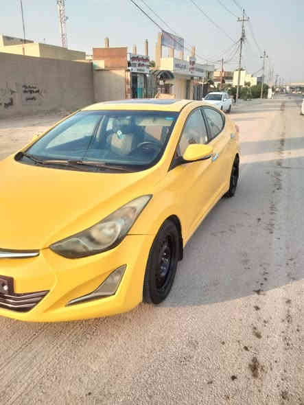 عالم… يا بشر… يا خلق الله…
تره أني السيارة إللي صاحبها قرر يبيعني لأن "عمره يريد يجدد"

أي يجدد؟!

لو يجدد الخيانة؟! 😭😂

مهري ٩٨…

يعني آني مو غالية، بس هم مو رخيصة حتى يشتريني واحد مزاجه ينكسر بسرعة 😅

نجي للضرر…

تره عندي اشغيلة بسيطة!

اي والله بس اشغيلة…

قصّة صغيرة مثل دگّة باب الجيران، ومصلّحة من زمان.

لكن أبو السونار؟

هذولة جماعة "أفتح رزقي بصدرك"

يكلك:

"ايييي يمّه هذا قص بالدوسة… القبق الخارجي… مشروع ثالث جسر"

ولعد آني أقله:

ولَــي لا تخوفهم! ترى قصتي أصغر من عقلية اللي يحسب الذهب بالملعقة 😂

وأثر الحالوب؟

تره كتل حالوب بسيط…

يعني رب العالمين ينطي ابتلاء خفيف، وأنا أخذته بصدر رحب.

مو عيب… العيب صاحب ينكر العِشرة 😒😂

وأني أصلاً تكسي…

يعني ضرري طبيعي، مو كأنما كنتِ ساكنة بقصر الرئاسة 😂

بس اسمع المهم…

🔧 المكينة — الكير — التبريد

كلها ماشية مثل قلب الأم الحنون ❤️

لا أصوات، لا رجّة، لا نغزة، بس صوت "أححح" أول الصبح راجز هذا جدا بسيط اني واخواتي الالنترات نشكي منه ولكن قول الفيتر عادي ميأثر على ادائي. واستقبل الغاز والبنزين واموري طيبة 

من داخل؟ ملكة.

من برّه؟ آثار  حالوب بسيط ومصلح  + بوسة من مسلسل تركي.

بس أمشي… وأخدم… وأتحمل… وأكسر ظهر الشارع.

اللي يشوف نفسه قدّي…

ويعرف قيمة سيارة تشتغل وتستر…

يجي خاص.

والباقي؟

الله وياهم… وبوّابة سونار وياهم 😂

هذا رقم صاحبي الخائن

***********
