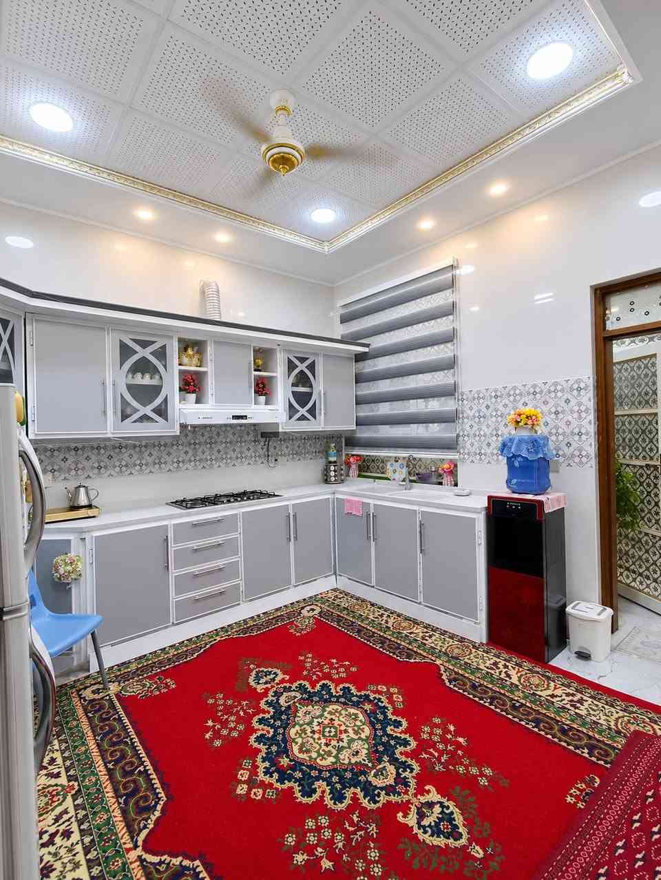 بيت 150 متر بالإسكان الصناعي
 النزله الثانية عرض شارع 15 متر تبليط  
الطابق الأول // طارمه وحديقه استقبال وصاله وغرفتين نوم ومطبخ وصحيات داخليه وخارجيه
الطابق الثاني // يتكون من غرفتين نوم وصاله وصحيات
السعر والتفاصيل اتصل ***********
