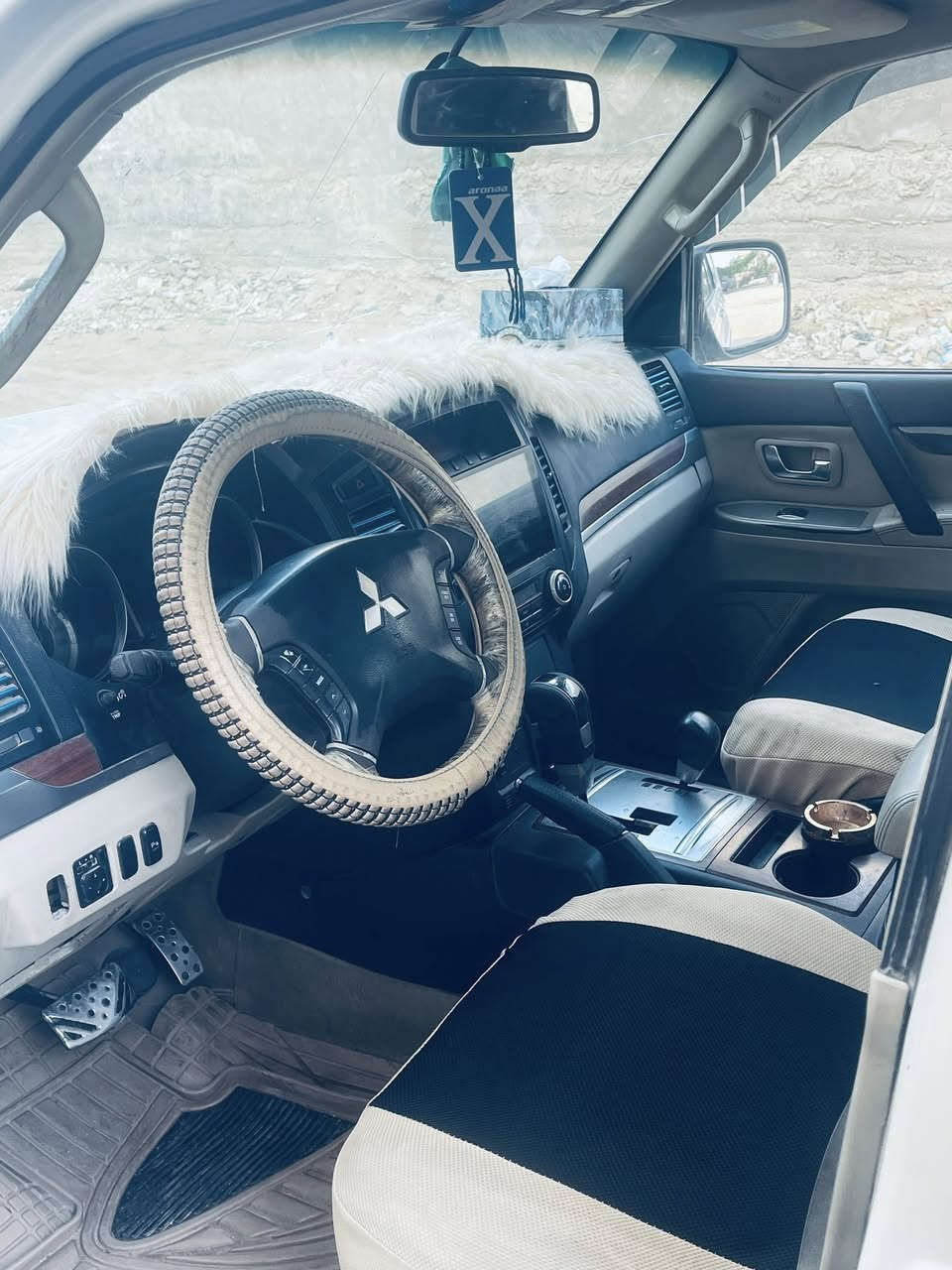 السلام عليكم سياره باجيرو خبتور 2008 السياره مكفوله كفاله عامه من صبغ ومن البارد ومن التعديل السياره نضيفه وحلوه السياره باسمي يعني مداور ثاني يوم كربلاء حي القدس قرب محطه الكفيل 
للتواصل***********
