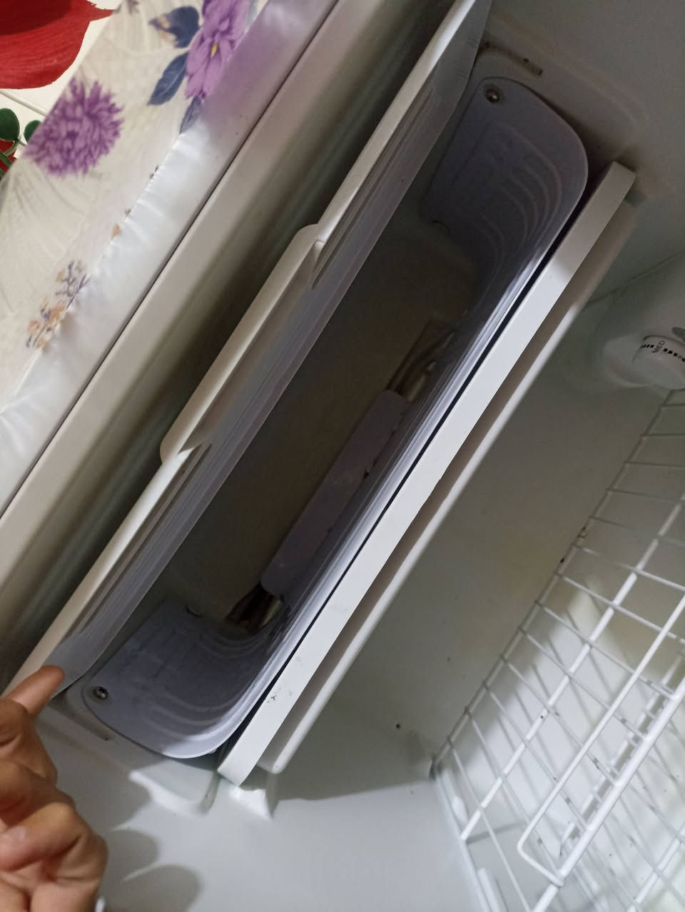 السلام عليكم ثلاجه للبيع جديده فوك جمد وثلاجه نضيفه سعر 130وبيها مجال مكان ديوانيه شارع الوكفه القديم خلف البريد التحدي***********
