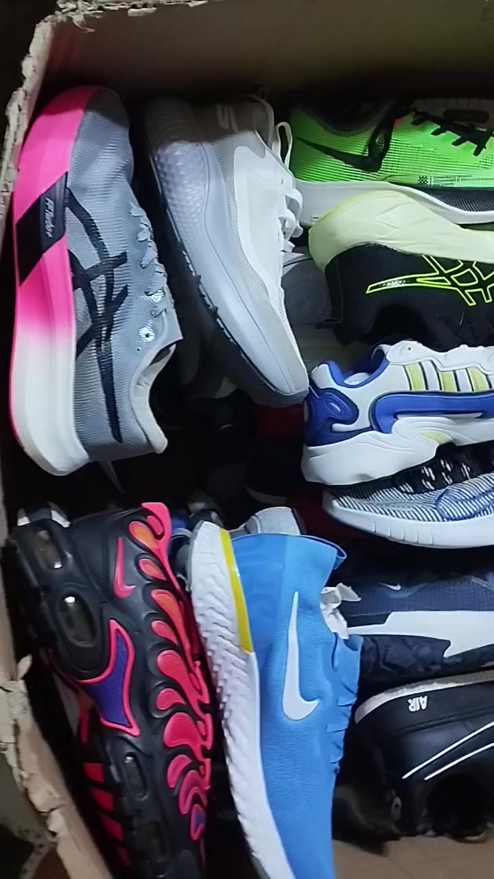 البيع جمله فقط.. العدد 50 قطعه..كله اوربي باركود.. القياسات من 40 لل45....للتواص على الواتساب..***********..
