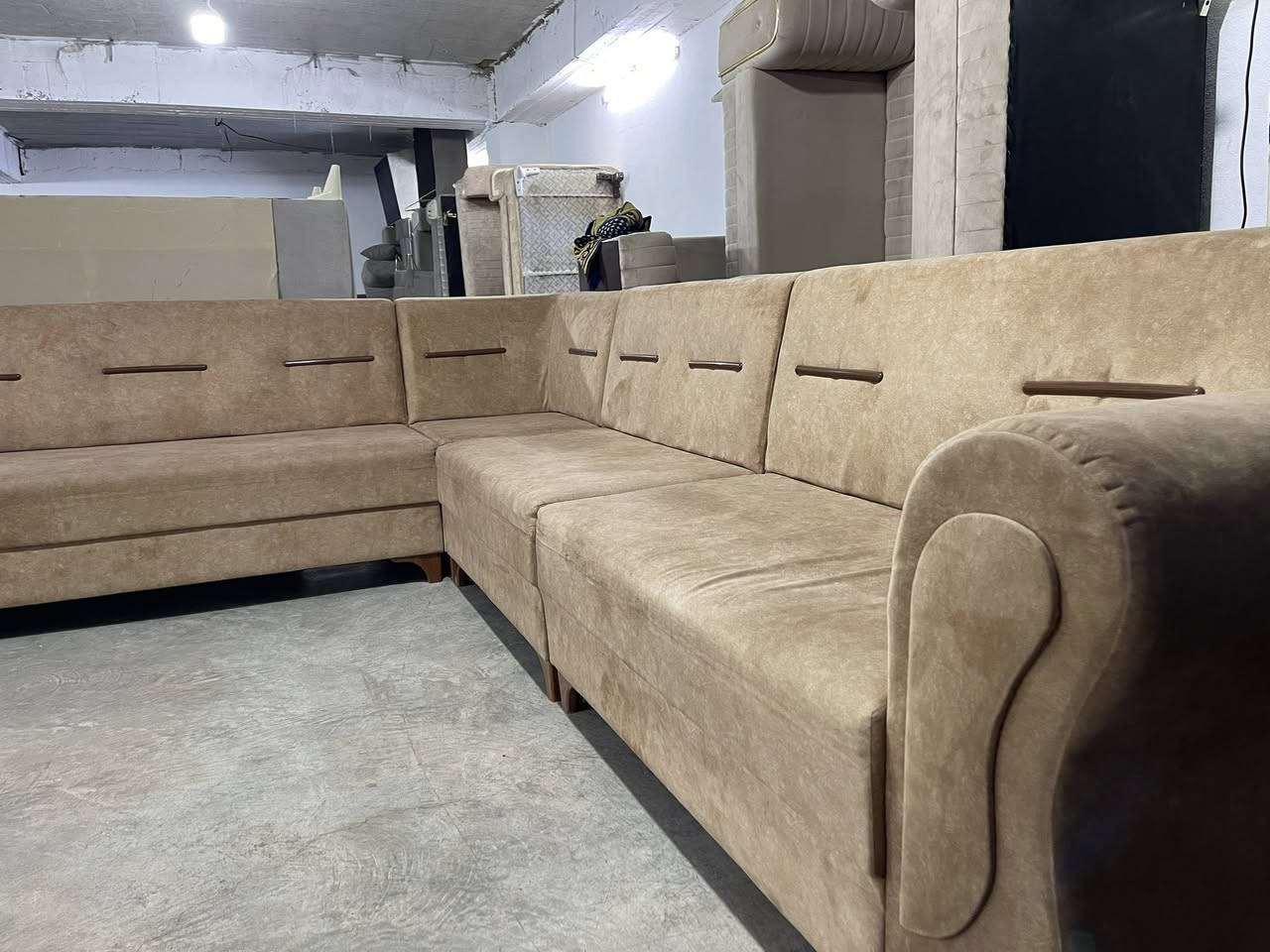 L
هاتینەوە بە ئێلیکی 10نەفەری لۆک لۆک 
بەکار نەهاتوە فول دەست کردە بە تۆکمەیی 
دروست کراوە دیزاینێکی تایبەتی هەیە بۆ
 زانیاری زیاتر تێل بکەن ژم***********
