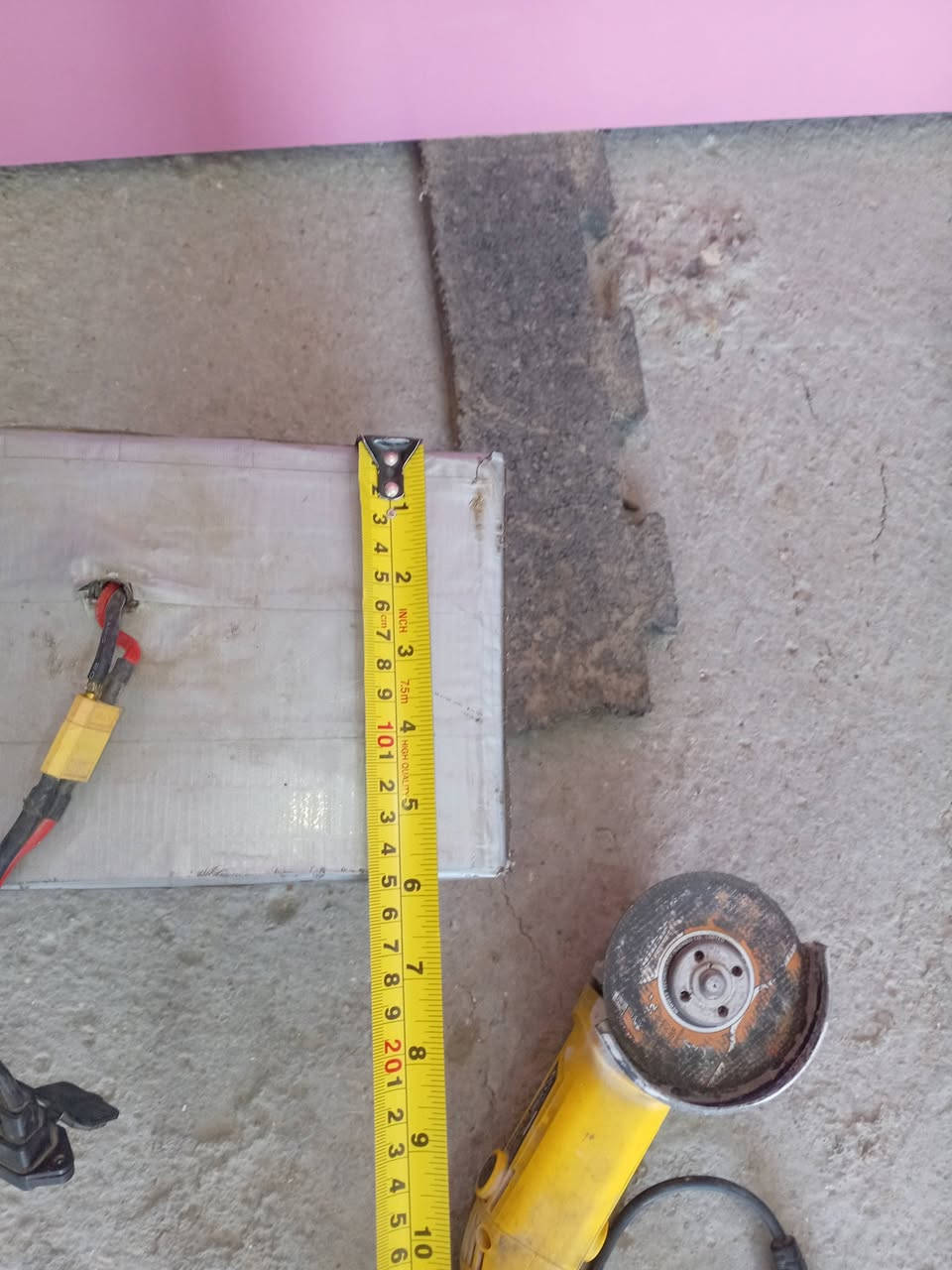 للبيع بطاريه فوسفات الحديد ٣٠ امبير ٨٤ ڤولت واتساب ***********  بغداد قريب بسمايه مقابل مستشفى  اللبناني سعر ٦٠٠ الف و بيه مجال
