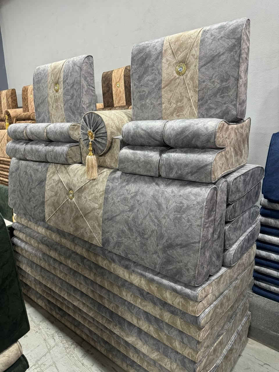 جلسه عربيه متوفر جمله ومفرد الكميه خير من الله
نوع الاسفنج ضغط عالي 
الضمان ثلاث سنوات 
الشغل درجه اولى 
نوع الاسفنج مميز اول
ارتفاع المقعد ١٠سم
عرض المقعد70سم
طول القطعه ١٨٠سم عداد المجلس كامل 20 قطعة 
العنوان أربيل 
توجد خدمه توصيل لكافه المحافظات 
للحجز او الاستفسار راسلونا ع الصفحه 
او الاتصال ع الرقم وتساب ***********:***********
