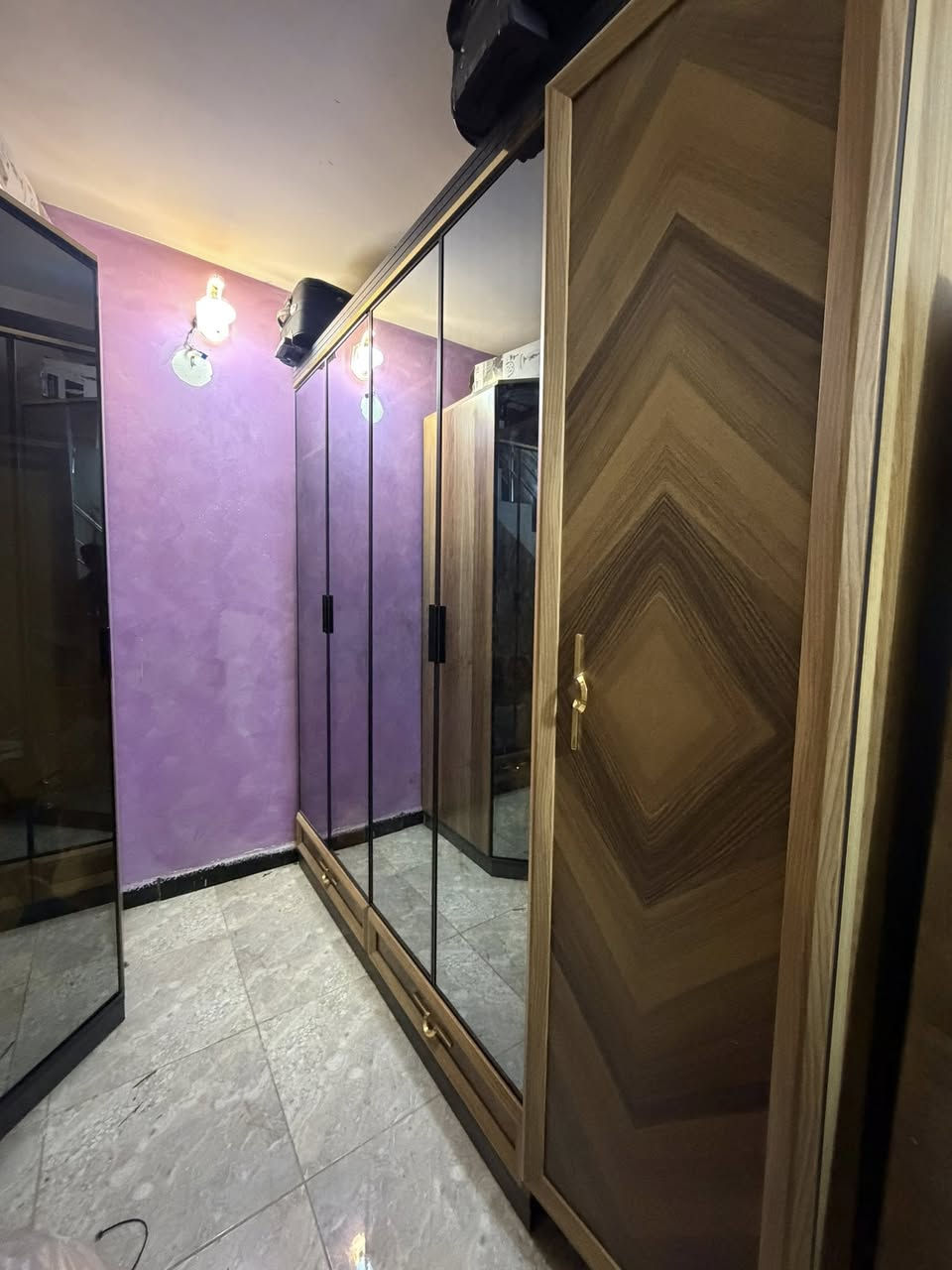 غرفه نوم تحتوي علئ 3 قطع كنتور
وباقي ملحقات عدا جربايه تركيه درجه اولئ عددقطع 9قطع


**إذا كنت صاحب هذا الإعلان وتريد حذفه لأي سبب، رجاءا أرسل رسالة إلى الدعم الفني**