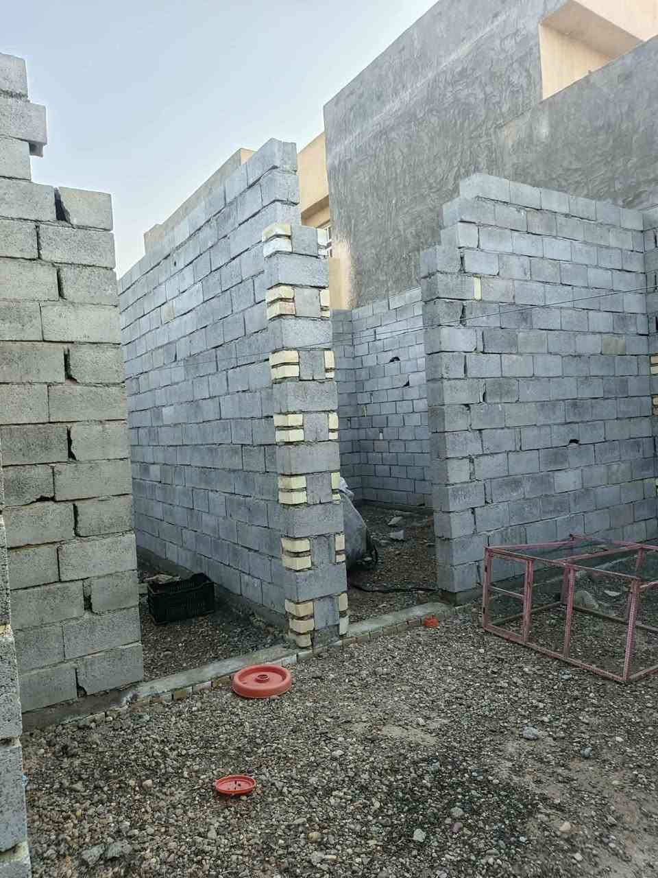 بيت هيكل مع قطعه المساحه الكليه ٨٢٠ متر طابو صرف السعر الموقع حي الوحده خلف جملة بيت كطوز السعر 1٧٥ الاتصال عالرقم***********
