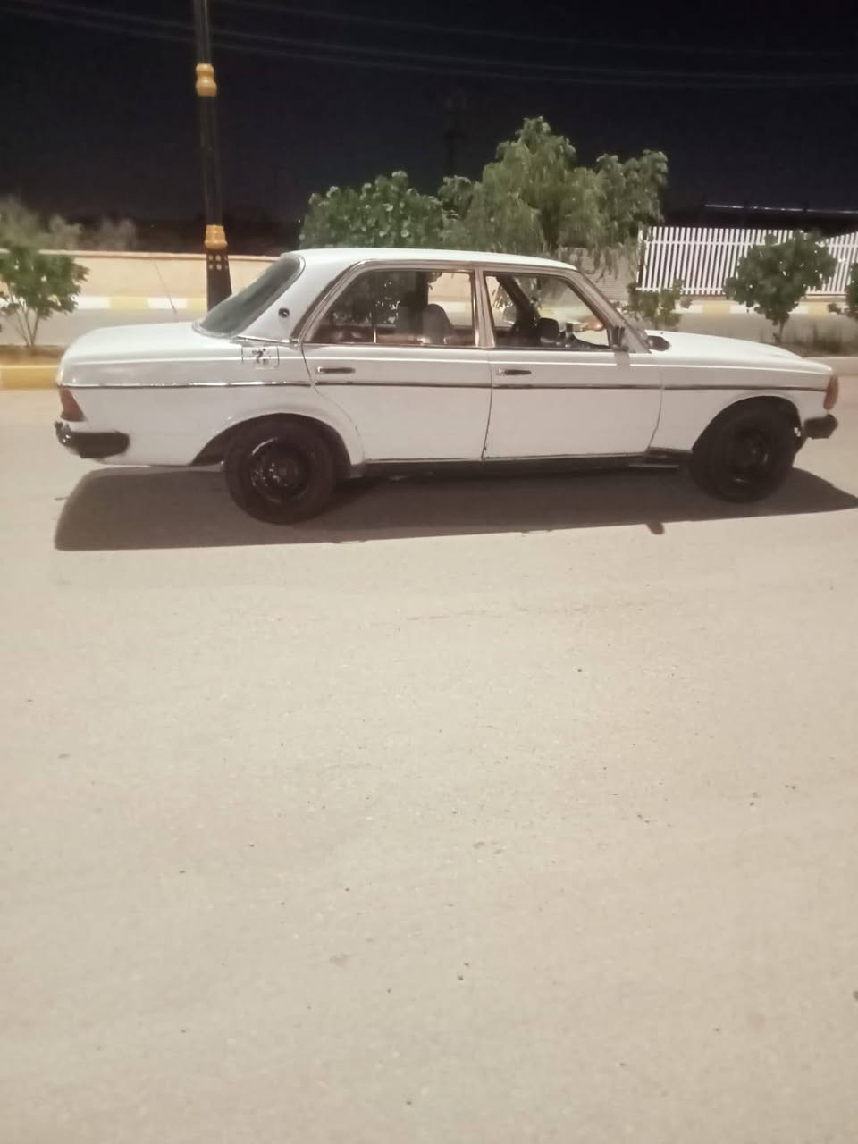 مارسدس ابو جحيل مديل 82 مكينه ثنين ونص وكير وحداديه وتخم تاير وكهربائيات شغاله دوشمه دواخل السعر 13 وبي مجال بسيط مكان سياره ناصريه  الاستفسار ع رقم ***********
