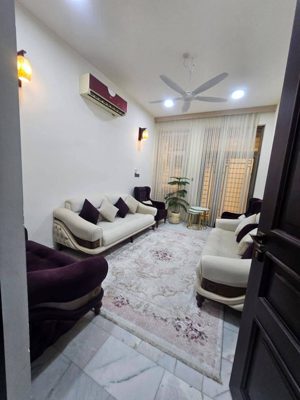 للبيع دار طابو زراعي سند 25 بناء حديث فول بناء مهندس مساحه 120 متر واجهه 7 محتوياته غرفتين وصاله ومطبخ وكليدور مجمع صحيات داخليه وخارجية ومناور عدد 2 ارضيه مرمر خريطه جدا راقيه مودرن العنوان حي صحه فرع المحموله قرب المائيه تقسيم جديد عرض الشارع 8 متر السعر 210مليون مجاله قليل مكتب الشمس للعقار 
*********** وات ساب 
+9647855869494
