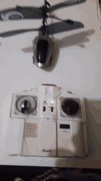 السلام عليكم  //كما موظح بالصور هليكوبتر أحترافية تمتلك كامرة  أمامية مع كامل الملحقات جوستك مع كيبل لشحن الطائرة أظافتن الطائرة تشحن عن طريق الكيبل او من خلال الجوستك أيضآ يوجد كيبل داخله لشحن الطائرة


**إذا كنت صاحب هذا الإعلان وتريد حذفه لأي سبب، رجاءا أرسل رسالة إلى الدعم الفني**