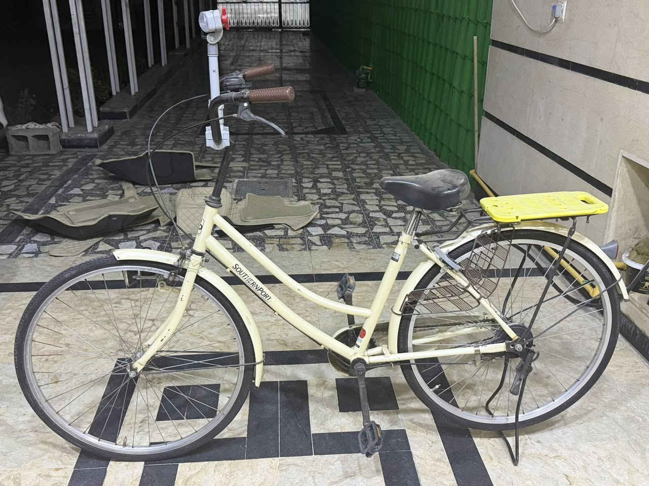 سلام عليكم بايسكل بناتي باله شتريته وعفته وهسه رايد ابيعه مكاني بغداد بلديات سعر 125 وبيه مجال ***********
