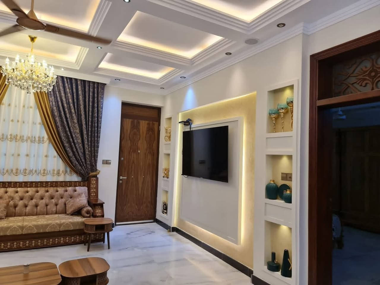 للبيع بيت 200متر ركن حي التجار
المسائله والعداله
الواجه 10موالنزال20م
مع تشجير خلف البيت 50م
شارع 12متر
يحتوي على طرمه وحمام خارجي 
مع ترك جانبي على طول البيت
الطابق الارضي استقبال ومطبخ 
وهول داخلي وغرفة نوم مع الخدمات
الطابق الاول غرفة نوم عدد 3
مع الخدمات واحده سويت 
الطابق الثاني غرفة نوم عدد 2
مع الخدمات وسطح عدد 2
البيت فول درجه اولى 
الارضيات مرمر درجه اولى 
الواجه مرمر درجه اولى 
لمزيد من المعلومات 
الاتصال ***********
