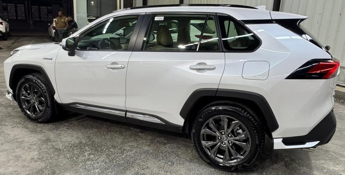 السلام عليكم 
تويوتا راف فور 2024 
ضمان شركة ساز 
فول مواصفات 
محرك 2500 هايبرد 
فور ويل 
كشنات جلد 
بصمة تشغيل عن بعد 
شاحن لاسلكي 
حساس امامي خلفي 
مري شفط 
زنون امامي لد خلفي 
وضعيات قيادة كروس سرعة 
شاشة كاميرا 
فتحة 
قطعتين تبريد
 السيارة جديدة ماشية 22 الف
 بدون صبغ بدون بارد 
مغلفة PPF بالكامل 
مكان السيارة بغداد 
السعر 300 وبيهة مجال 

للاستفسارالاتصال 
***********
***********
