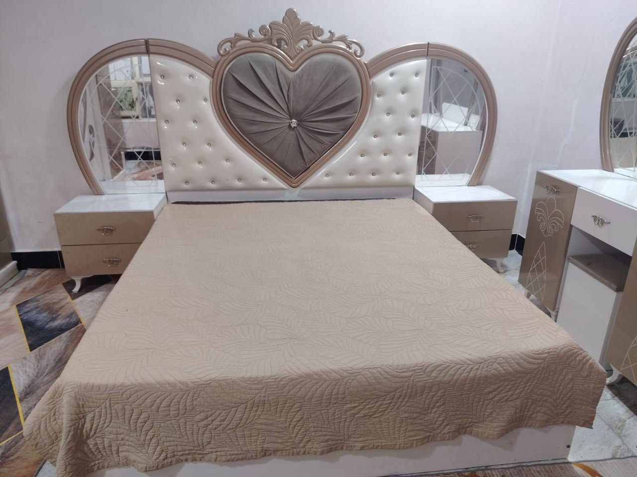 غرفه تركيه معه دوشك سعر 750 في معرض ومزاد الثقه قرب مجسر ***********
