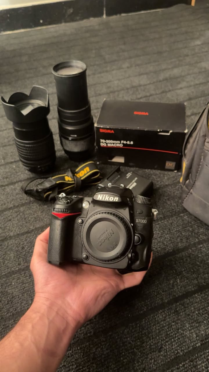 كامرة نيكون للبيع D7000 نضيفة كلش ستخدام شخصي ما مستخمة  هواي ***********
