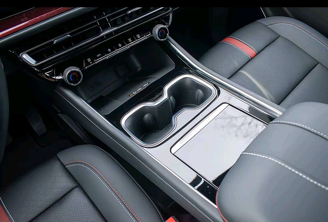 للبيع ترافرس موديل 2024 RS الشكل الجديد سعر 42 الف دولار مكاني بغداد  مرقم بغداد دولي مميز
حادث تخريب 

جميع المواصفات والتفاصيل الدقيقة

### المحرك والأداء:

- المحرك : V4 سعة 2.5 لتر توين تيربو يولد قوة تصل إلى 310 حصان وعزم دوران 373 نیوتن متر

- نظام الدفع : دفع رباعي (AWD) قياسي لتعزيز الثبات والأداء على جميع الطرق .

- ناقل الحركة: قير أوتوماتيكي بـ 9 سرعات يضمن انتقال سلس وتحكم ممتاز

###

التصميم الخارجي

- الشكل حديث جريء مع خطوط أنيقة تبرز القوة والديناميكية

- الشبك الأمامي تصميم رياضي مع شعار RS مدمج مع إضاءة أمامية LED ذات تصميم فريد .

الإطارات: 21 إنش عصرية مع جنوط سوداء لافتة، تضيف لمسة رياضية )

- المصابيح LED كاملة مع إضاءة نهارية أنيقة .

- اللمسات الرياضية مخارج عادم مزدوجة، لمسات سوداء لامعة على جميع الأجزاء الخارجية، ومصد خلفي رياضي .

<###

الداخلية والمميزات التقنية

- المقاعد جلد فاخر مقسى مع تصميم رياضي ومساند فخمة للراحة القصوى

- الألوان تدرجات لون داخلية متعددة تتناسب مع الذوق

الرفيع

- شاشة المعلومات والترفيه نظام وسطى بقياس 10 إنش مع نظام ملاحة متوافق مع Apple CarPlay و Android

Auto

- لوحة القيادة شاشة رقمية كاملة قياس 12.3 إنش لعرض كافة المعلومات الضرورية

.

- نظام الصوت : 14 مكبر صوت من نوع Bose لمزيد من التجربة الصوتية الفاخرة

. TOP

- نظام التكييف ثلاثي المناطق، مع تحكم مستقل لكل مقعد

الراحة والإضاءة: إضاءة داخلية LED قابلة للتخصيص ومقاعد أمامية مدفأة ومهوأة

G

- الميزات الإضافية: مقاعد خلفية قابلة للطي كهربائيا، نظام الشحن اللاسلكي، فتح الباب بدون مفتاح، وأجراس وتحذيرات متقدمة للسلامة

###

أنظمة السلامة والأمان

- كاميرا 360 درجة لرؤية واضحة حول السيارة .

- نظام مراقبة النقاط العمياء مع تنبيه عند الانحراف عن الحارة

- مكابح أوتوماتيكية في حالات الطوارئ

- نظام تثبيت السرعة التفاعلي مع وظيفة التوقف والانطلاق

مساعدة في الركن الأوتوماتيكي

1

- أنظمة استشعار للمشاة والأجسام القريبة .

- وسائد هوائية متعددة السقف الأبواب المقاعد
الاتصال عله الرقم ***********
