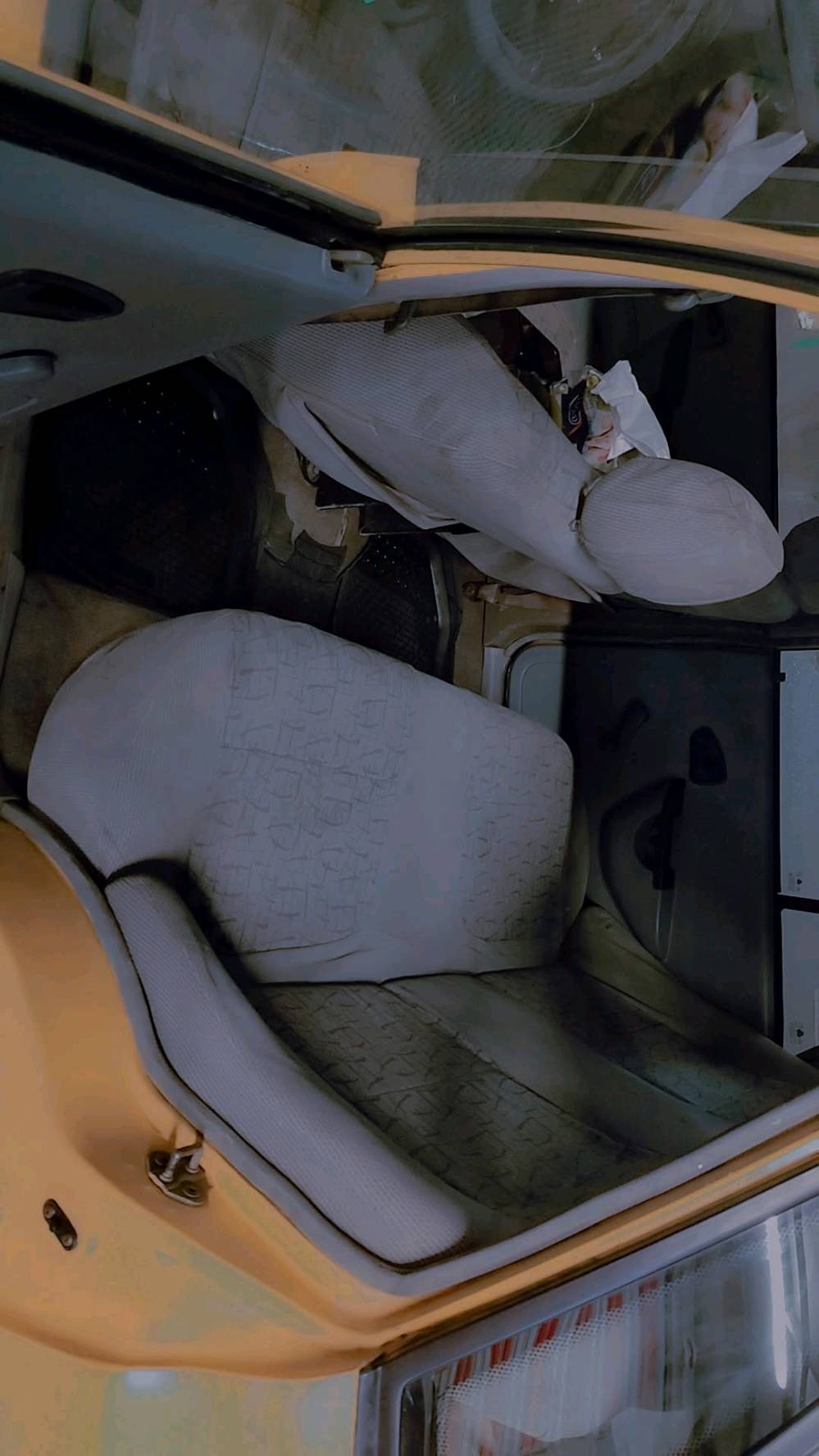 السيارة معروضة للبيع. حالتها جيدة ومصبوغة بلون أصفر. تتضمن تفاصيلها الداخلية الحفاظ على المقاعد بحالة نظيفة كما هو ظاهر بالصور. الأضوية الأمامية والخلفية في حالة ممتازة. السيارة مناسبة للاستخدام اليومي وقيادتها مريحة.