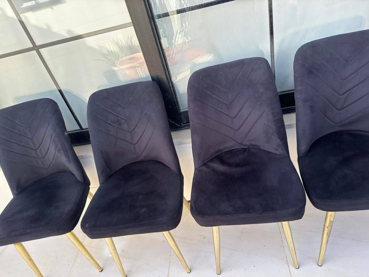 سعر الكرسي الواحد بعشره  يتوفر عدد 4 للاستفسار واتساب *********** العنوان فرمان بران
