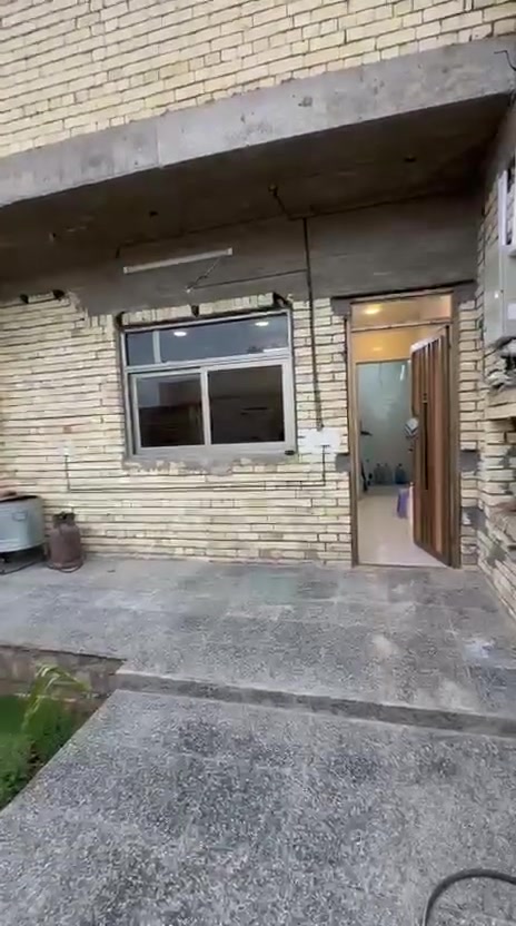 السلام عليكم ورحمة الله وبركاته مرخصة الدمن
بيت ٢٠٠ متر  يحتوي على طابق واحد و يحتوي على استقبال و مطبخ حار وبارد وغرف نوم عدد ٢  وصحيات عدد ٢ توليت وحمام منعزل  بناء طابوك رفت صب مسلح صب مركزي
العنوان بغداد مقابل مجمع بسمايه السكني خلف حلويات برهومي شارع مدرسه البلاغه الابتدائيه للاستفسار الاتصال على الرقم ***********
