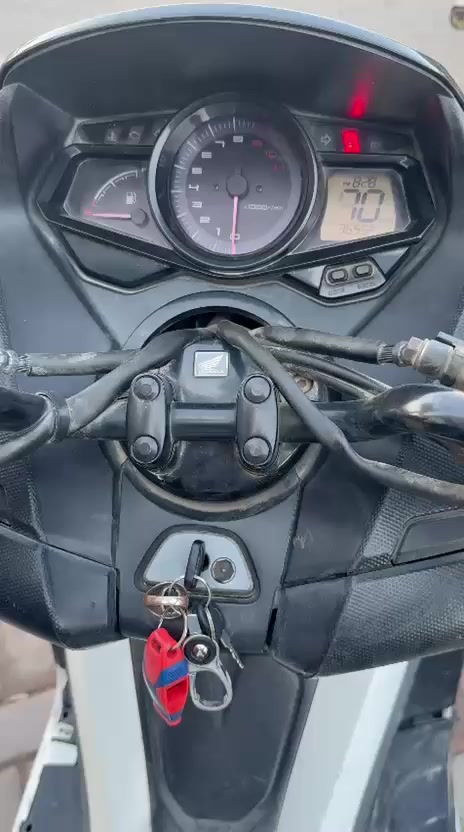 للبيع: هوندا فازا (Honda Faze 250) ياباني
دراجة غنية عن التعريف،
• المحرك: 250 CC ناعم 
• تبريد: راديتر (ماء) - حرارة مستقرة.

📍 المكان: سبع اقصور 
💰 السعر: مليون ٣٥٠ وبي مجال
📞 للتواصل: ***********
"الدراجة مال جناي وجاهزة
