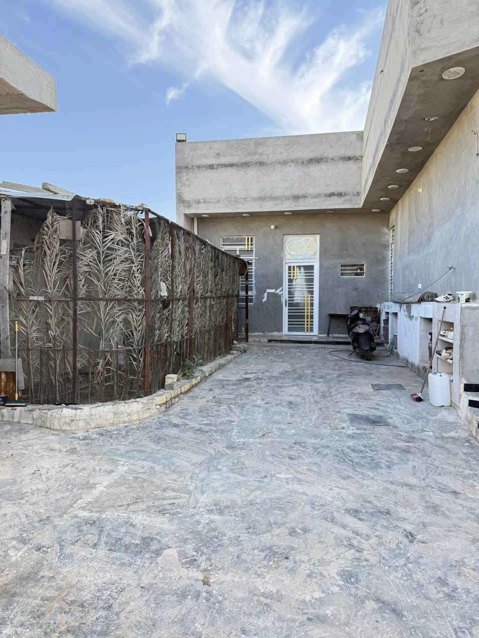 الدار للبيع
مساحة ٣٠٠متر طابو كونكريت مسلح بناء حديث

حي السياسيين شارع المحكمة

يحتوي على٤ غرف

 ٢ غرف كبيرة مع سويت لكل غرفة

و٢غرف صغيرة + استقبال +كراج كبير

+حمامات داخلية وخارجية. 

للاستفسار اكثر التواصل مع صاحب الدار

***********
