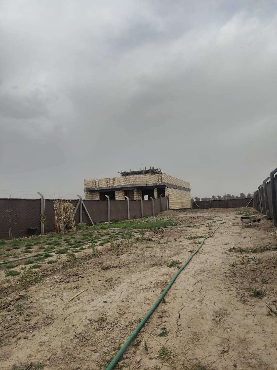 السلام عليكم بيت للبيع هيكل زراعي المساحه 625 متر متكون من غرفتين ومطبخ وهول ومضيف  المكان الجبله للاستفسار على الرقم ***********
